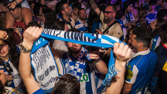 Miles de deportivistas, con Juan Carlos Escotet a la cabeza, disfrutaron antes y celebraron después con la plantilla en una noche para la historia