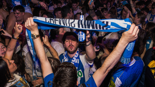 Miles de deportivistas, con Juan Carlos Escotet a la cabeza, disfrutaron antes y celebraron después con la plantilla en una noche para la historia