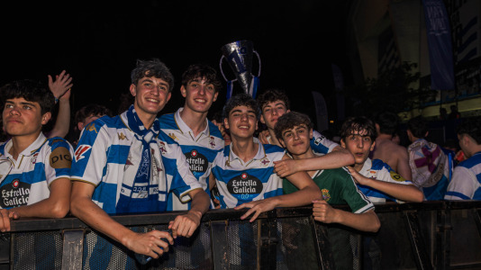 Miles de deportivistas, con Juan Carlos Escotet a la cabeza, disfrutaron antes y celebraron después con la plantilla en una noche para la historia