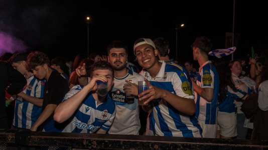 Miles de deportivistas, con Juan Carlos Escotet a la cabeza, disfrutaron antes y celebraron después con la plantilla en una noche para la historia