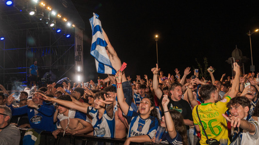 Miles de deportivistas, con Juan Carlos Escotet a la cabeza, disfrutaron antes y celebraron después con la plantilla en una noche para la historia