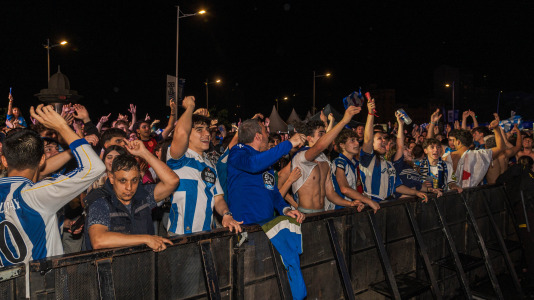 Miles de deportivistas, con Juan Carlos Escotet a la cabeza, disfrutaron antes y celebraron después con la plantilla en una noche para la historia