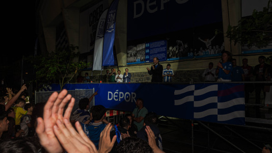 Miles de deportivistas, con Juan Carlos Escotet a la cabeza, disfrutaron antes y celebraron después con la plantilla en una noche para la historia