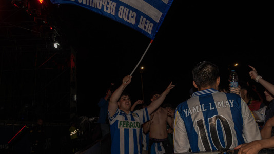 Miles de deportivistas, con Juan Carlos Escotet a la cabeza, disfrutaron antes y celebraron después con la plantilla en una noche para la historia