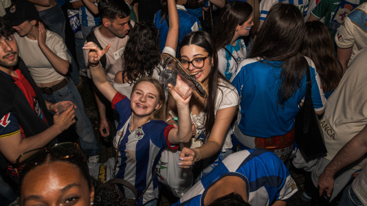 Miles de deportivistas, con Juan Carlos Escotet a la cabeza, disfrutaron antes y celebraron después con la plantilla en una noche para la historia