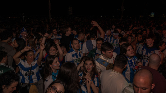 Miles de deportivistas, con Juan Carlos Escotet a la cabeza, disfrutaron antes y celebraron después con la plantilla en una noche para la historia
