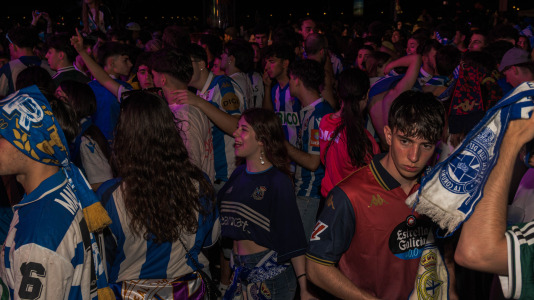 Miles de deportivistas, con Juan Carlos Escotet a la cabeza, disfrutaron antes y celebraron después con la plantilla en una noche para la historia