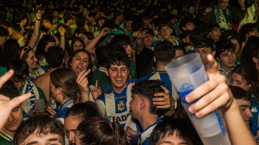 Miles de deportivistas, con Juan Carlos Escotet a la cabeza, disfrutaron antes y celebraron después con la plantilla en una noche para la historia