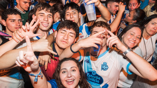 Miles de deportivistas, con Juan Carlos Escotet a la cabeza, disfrutaron antes y celebraron después con la plantilla en una noche para la historia