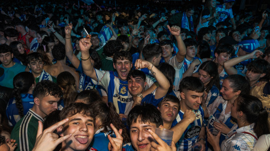 Miles de deportivistas, con Juan Carlos Escotet a la cabeza, disfrutaron antes y celebraron después con la plantilla en una noche para la historia