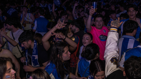Miles de deportivistas, con Juan Carlos Escotet a la cabeza, disfrutaron antes y celebraron después con la plantilla en una noche para la historia