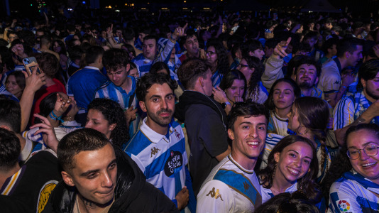 Miles de deportivistas, con Juan Carlos Escotet a la cabeza, disfrutaron antes y celebraron después con la plantilla en una noche para la historia