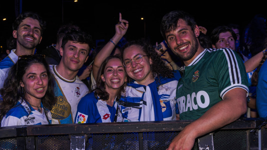 Miles de deportivistas, con Juan Carlos Escotet a la cabeza, disfrutaron antes y celebraron después con la plantilla en una noche para la historia