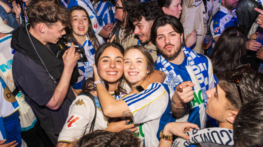Miles de deportivistas, con Juan Carlos Escotet a la cabeza, disfrutaron antes y celebraron después con la plantilla en una noche para la historia
