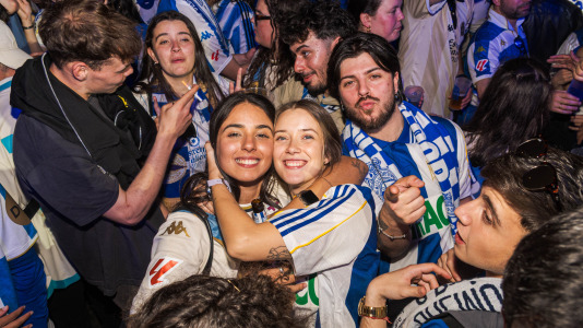 Miles de deportivistas, con Juan Carlos Escotet a la cabeza, disfrutaron antes y celebraron después con la plantilla en una noche para la historia
