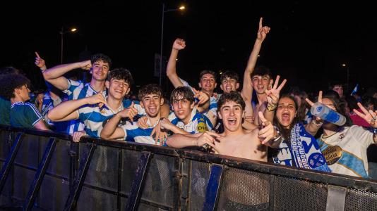 Miles de deportivistas, con Juan Carlos Escotet a la cabeza, disfrutaron antes y celebraron después con la plantilla en una noche para la historia