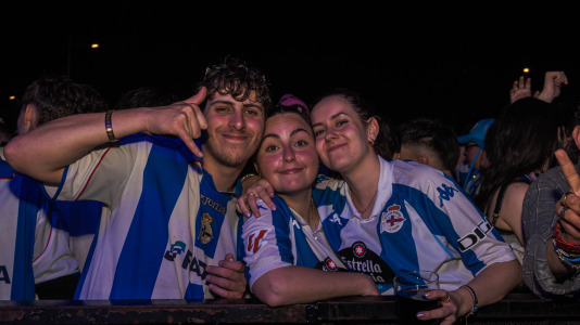 Miles de deportivistas, con Juan Carlos Escotet a la cabeza, disfrutaron antes y celebraron después con la plantilla en una noche para la historia