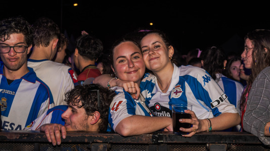 Miles de deportivistas, con Juan Carlos Escotet a la cabeza, disfrutaron antes y celebraron después con la plantilla en una noche para la historia