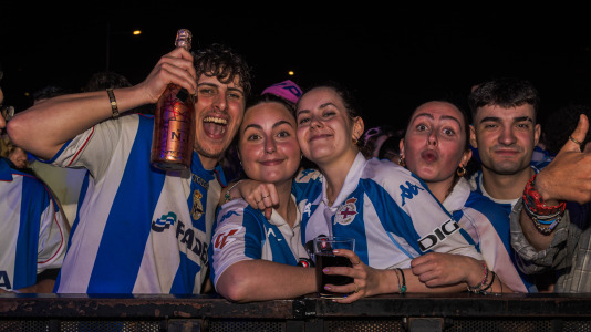 Miles de deportivistas, con Juan Carlos Escotet a la cabeza, disfrutaron antes y celebraron después con la plantilla en una noche para la historia
