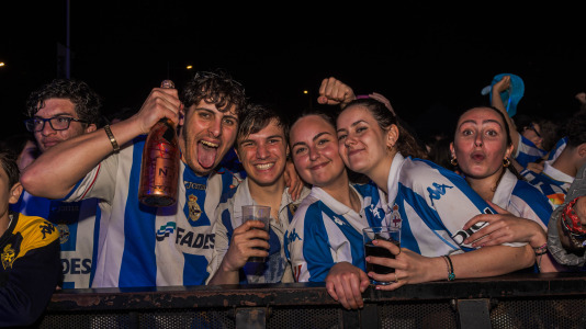 Miles de deportivistas, con Juan Carlos Escotet a la cabeza, disfrutaron antes y celebraron después con la plantilla en una noche para la historia