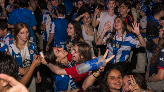 Miles de deportivistas, con Juan Carlos Escotet a la cabeza, disfrutaron antes y celebraron después con la plantilla en una noche para la historia