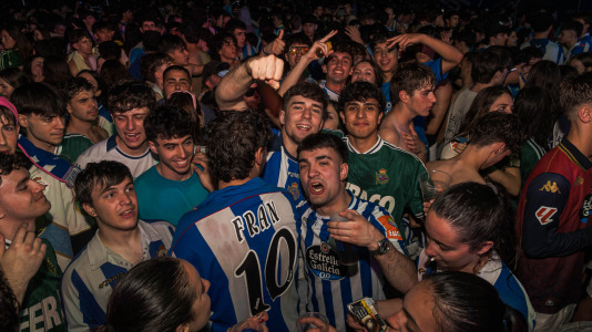 Miles de deportivistas, con Juan Carlos Escotet a la cabeza, disfrutaron antes y celebraron después con la plantilla en una noche para la historia