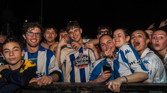 Miles de deportivistas, con Juan Carlos Escotet a la cabeza, disfrutaron antes y celebraron después con la plantilla en una noche para la historia