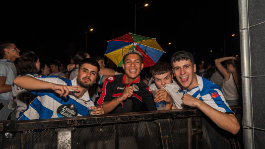 Miles de deportivistas, con Juan Carlos Escotet a la cabeza, disfrutaron antes y celebraron después con la plantilla en una noche para la historia