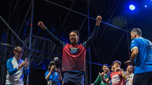 Miles de deportivistas, con Juan Carlos Escotet a la cabeza, disfrutaron antes y celebraron después con la plantilla en una noche para la historia