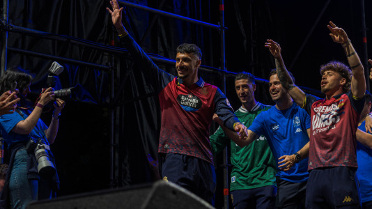 Miles de deportivistas, con Juan Carlos Escotet a la cabeza, disfrutaron antes y celebraron después con la plantilla en una noche para la historia