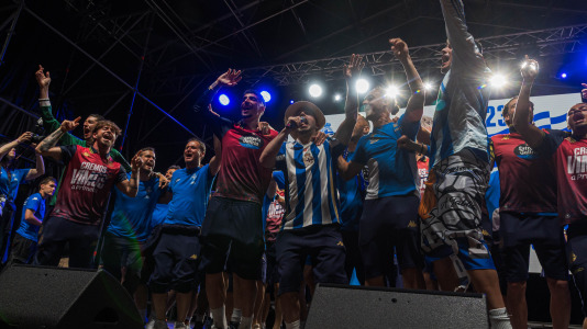 Miles de deportivistas, con Juan Carlos Escotet a la cabeza, disfrutaron antes y celebraron después con la plantilla en una noche para la historia