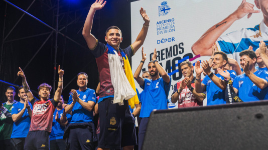 Miles de deportivistas, con Juan Carlos Escotet a la cabeza, disfrutaron antes y celebraron después con la plantilla en una noche para la historia