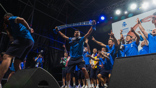 Miles de deportivistas, con Juan Carlos Escotet a la cabeza, disfrutaron antes y celebraron después con la plantilla en una noche para la historia