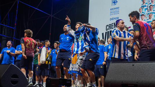 Miles de deportivistas, con Juan Carlos Escotet a la cabeza, disfrutaron antes y celebraron después con la plantilla en una noche para la historia