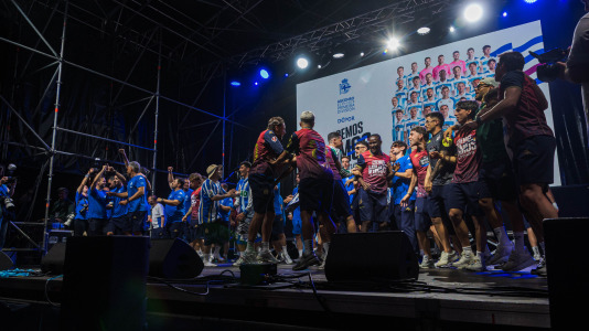 Miles de deportivistas, con Juan Carlos Escotet a la cabeza, disfrutaron antes y celebraron después con la plantilla en una noche para la historia