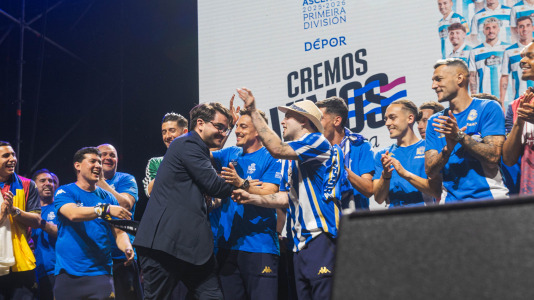 Miles de deportivistas, con Juan Carlos Escotet a la cabeza, disfrutaron antes y celebraron después con la plantilla en una noche para la historia