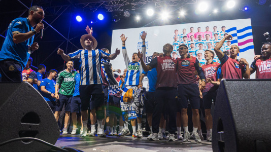 Miles de deportivistas, con Juan Carlos Escotet a la cabeza, disfrutaron antes y celebraron después con la plantilla en una noche para la historia