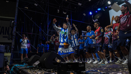 Miles de deportivistas, con Juan Carlos Escotet a la cabeza, disfrutaron antes y celebraron después con la plantilla en una noche para la historia