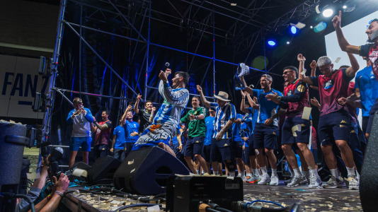 Miles de deportivistas, con Juan Carlos Escotet a la cabeza, disfrutaron antes y celebraron después con la plantilla en una noche para la historia