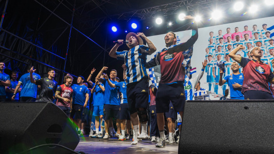 Miles de deportivistas, con Juan Carlos Escotet a la cabeza, disfrutaron antes y celebraron después con la plantilla en una noche para la historia