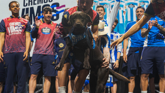 Miles de deportivistas, con Juan Carlos Escotet a la cabeza, disfrutaron antes y celebraron después con la plantilla en una noche para la historia