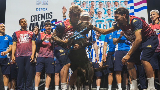 Miles de deportivistas, con Juan Carlos Escotet a la cabeza, disfrutaron antes y celebraron después con la plantilla en una noche para la historia