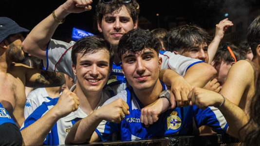 Miles de deportivistas, con Juan Carlos Escotet a la cabeza, disfrutaron antes y celebraron después con la plantilla en una noche para la historia