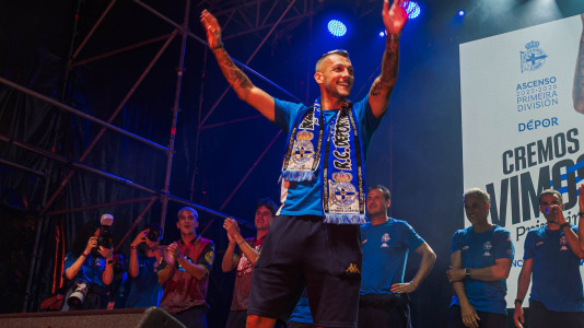Miles de deportivistas, con Juan Carlos Escotet a la cabeza, disfrutaron antes y celebraron después con la plantilla en una noche para la historia