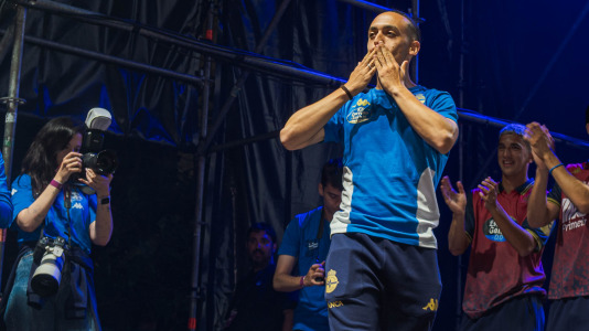 Miles de deportivistas, con Juan Carlos Escotet a la cabeza, disfrutaron antes y celebraron después con la plantilla en una noche para la historia