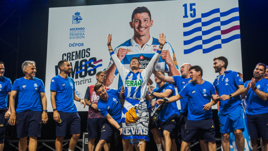 Miles de deportivistas, con Juan Carlos Escotet a la cabeza, disfrutaron antes y celebraron después con la plantilla en una noche para la historia