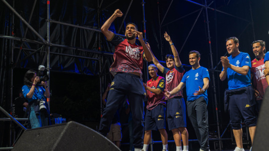 Miles de deportivistas, con Juan Carlos Escotet a la cabeza, disfrutaron antes y celebraron después con la plantilla en una noche para la historia