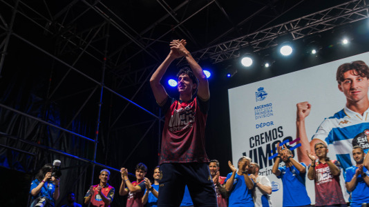 Miles de deportivistas, con Juan Carlos Escotet a la cabeza, disfrutaron antes y celebraron después con la plantilla en una noche para la historia