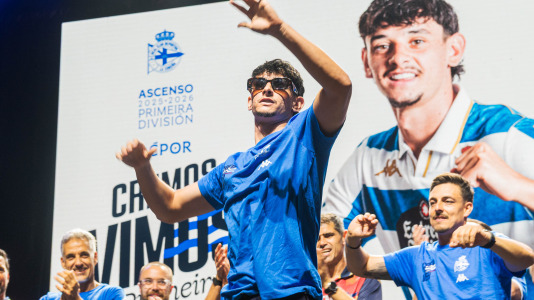 Miles de deportivistas, con Juan Carlos Escotet a la cabeza, disfrutaron antes y celebraron después con la plantilla en una noche para la historia