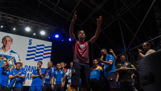 Miles de deportivistas, con Juan Carlos Escotet a la cabeza, disfrutaron antes y celebraron después con la plantilla en una noche para la historia